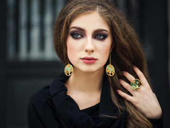 Jewelry model with golden tree ring and earrings